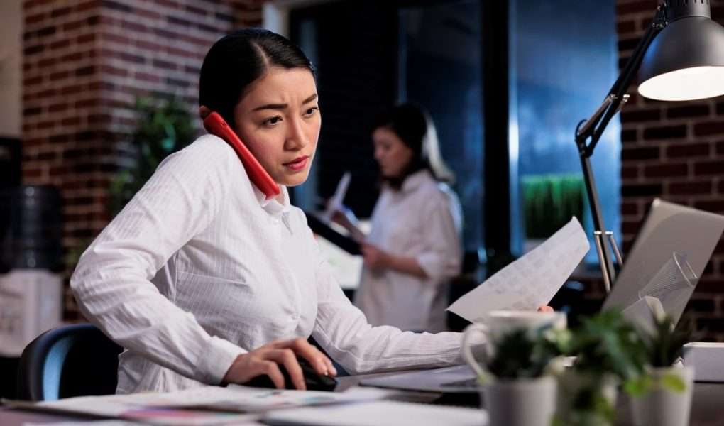 Ciri-Ciri Hustle Culture di Lingkungan Kerja yang Perlu Kamu Waspadai – EF EFEKTA English for Adults