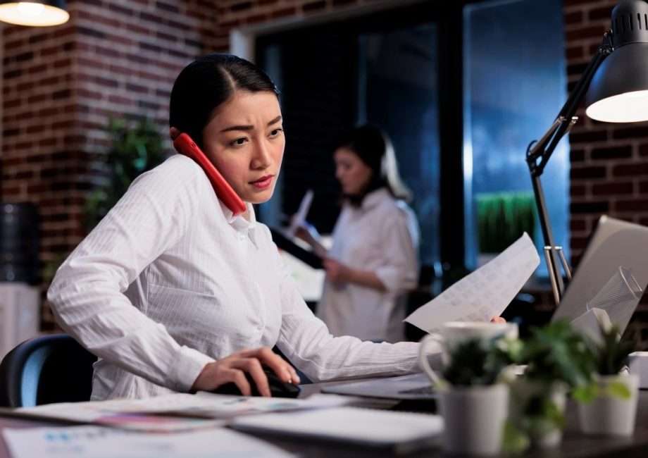 Ciri-Ciri Hustle Culture di Lingkungan Kerja yang Perlu Kamu Waspadai – EF EFEKTA English for Adults